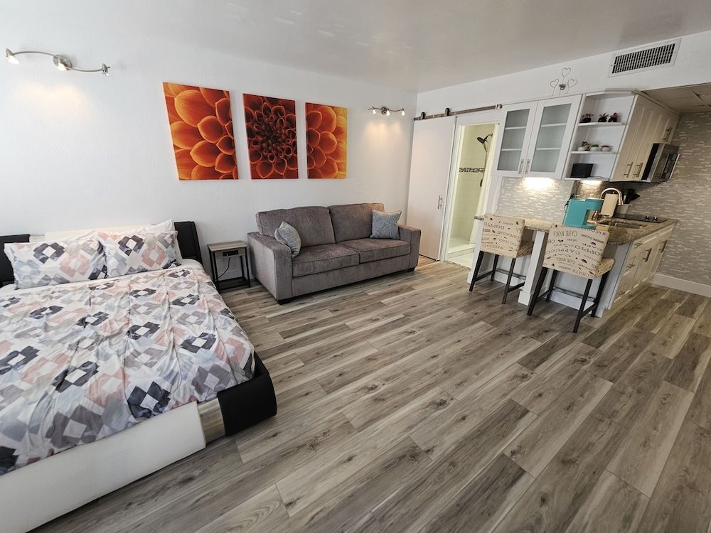 Romantic Studio, 1 Queen Bed with Sofa bed, Balcony, Partial Lake View
