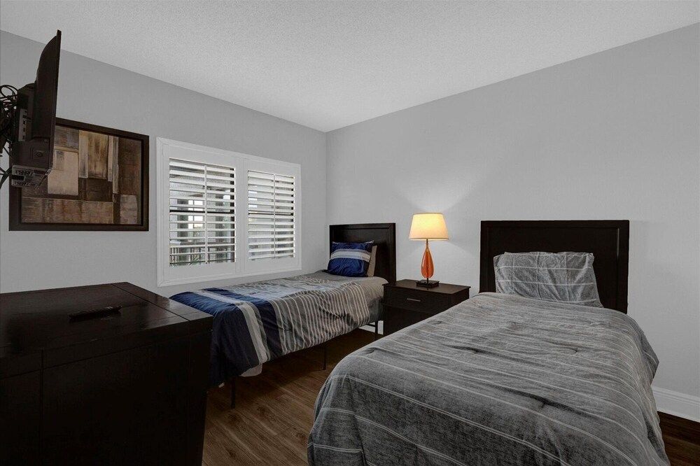 Family Condo, Multiple Beds, Kitchen, Partial Lake View
