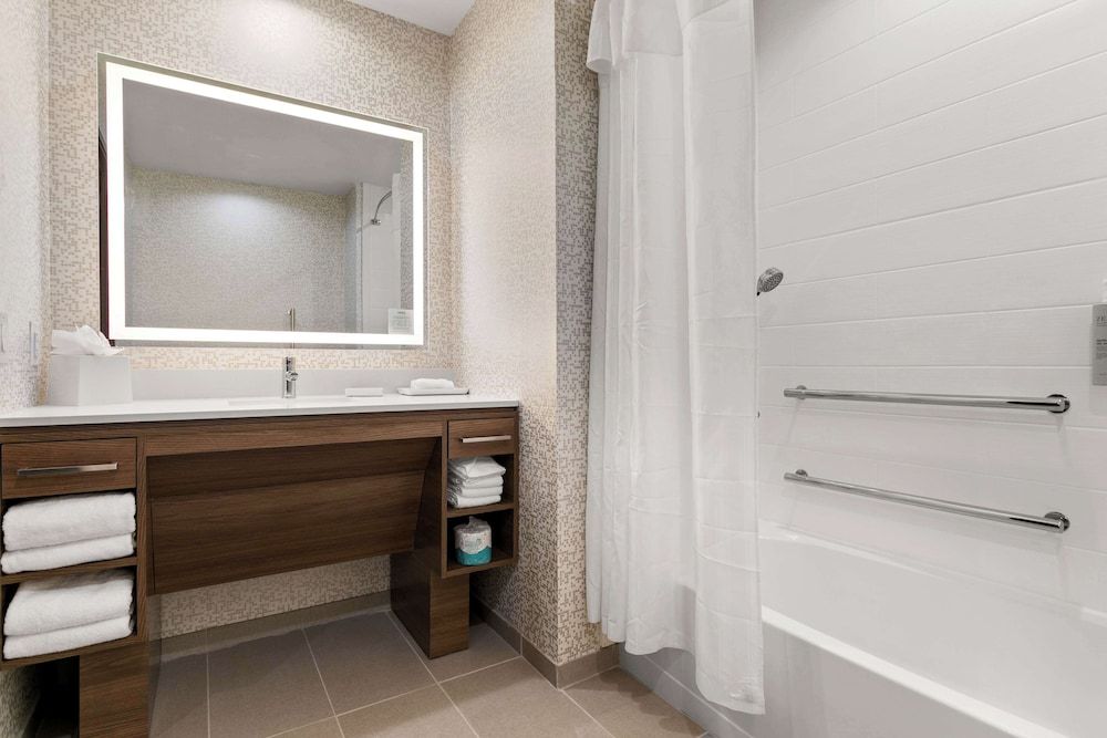 Home2 Suites by Hilton Phoenix Downtown Studio, 2 Queen Beds, Bathtub (Mobility) 4