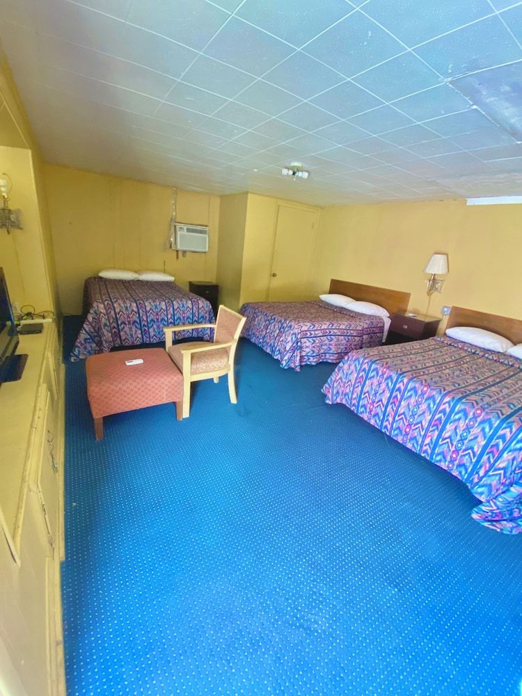 Tropic Motel Basic Triple Room 2