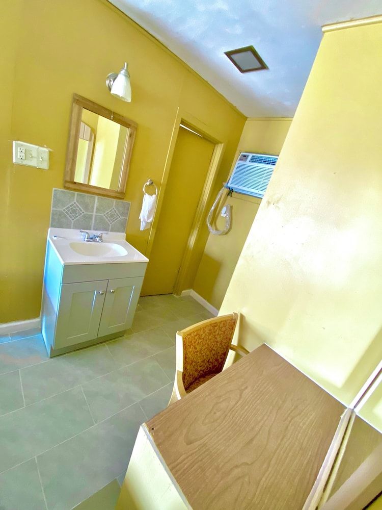 Tropic Motel Basic Triple Room 4