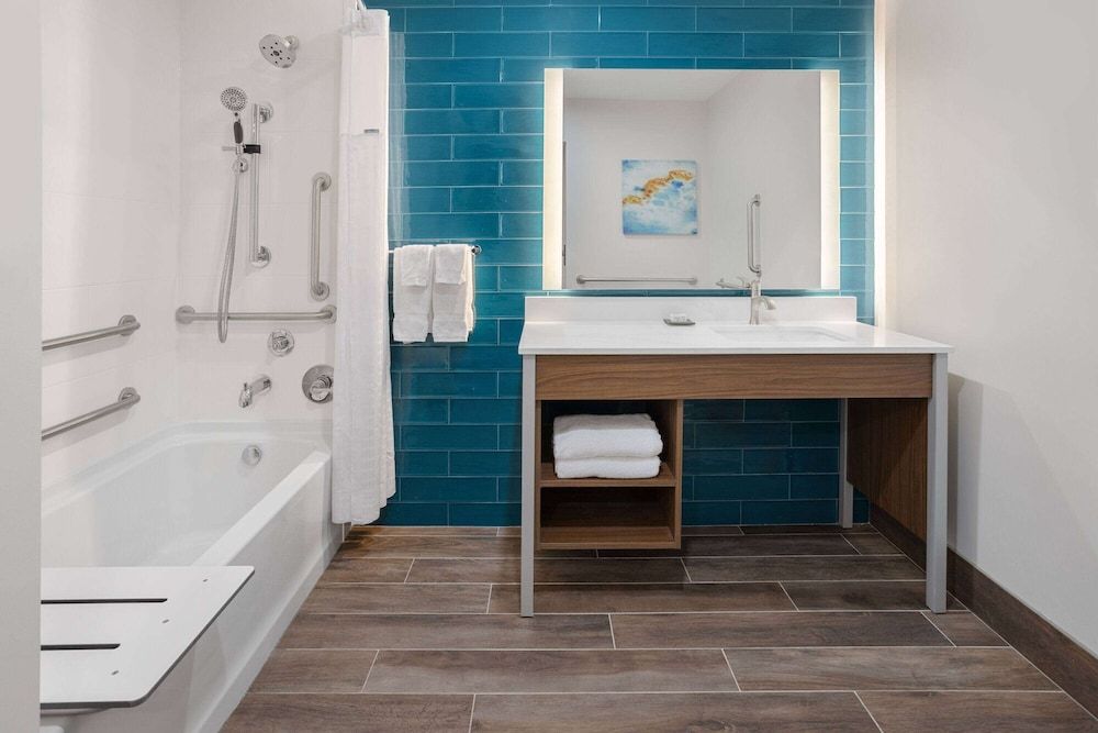 La Quinta Inn & Suites By Wyndham Williston/Burlington Room, 1 King Bed, Accessible, Non Smoking (Mobility, Tub w/Grab Bars) 2