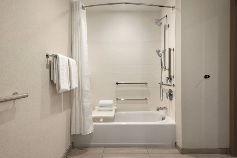 Holiday Inn Express Cape Canaveral by IHG Standard Room, 1 King Bed, Accessible Bathtub (Accessible Tub) 4