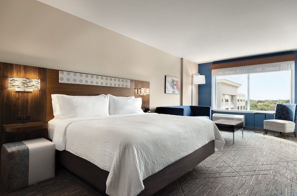Suite, 1 King Bed with Sofa bed, Accessible Bathtub (Accessible Tub)