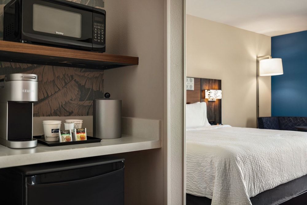 Holiday Inn Express Cape Canaveral by IHG Standard Room, 1 King Bed, Accessible Bathtub (Accessible Tub) 2