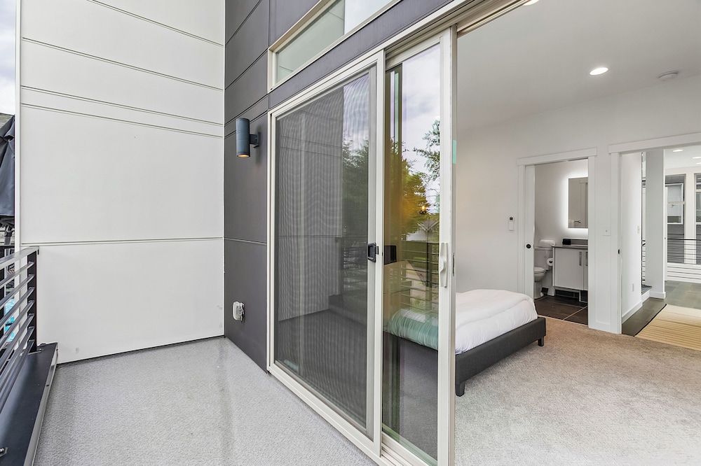 Autumn Leaves in Jefferson Park Classic Apartment 11