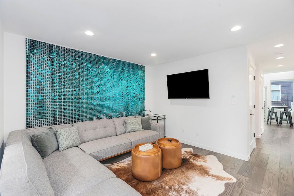 Autumn Leaves in Jefferson Park Classic Apartment 12