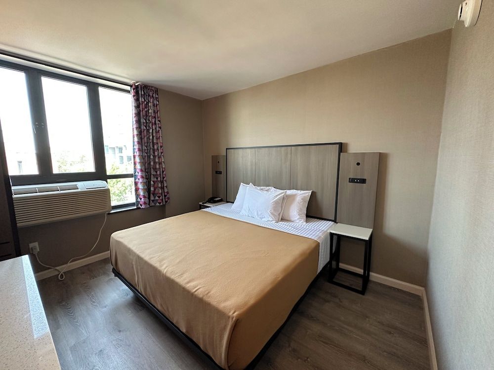 Regal Inn & Suites New York LaGuardia Hotel Standard Single Room, 1 King Bed, Non Smoking 2