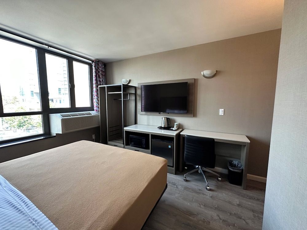 Regal Inn & Suites New York LaGuardia Hotel Standard Single Room, 1 King Bed, Non Smoking 9