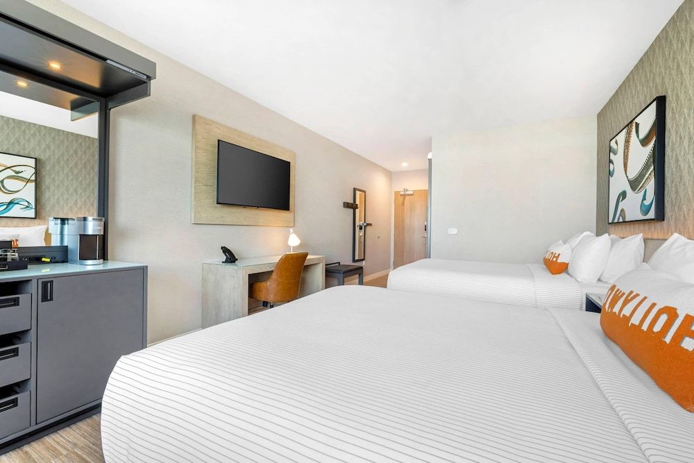 Cambria Hotel Burbank Airport Room, 2 Queen Beds, Non Smoking (Upgrade) 3