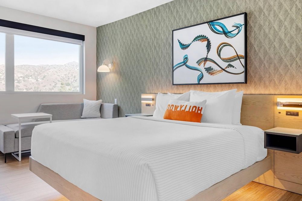 Cambria Hotel Burbank Airport Standard Room, 1 King Bed, Non Smoking 3