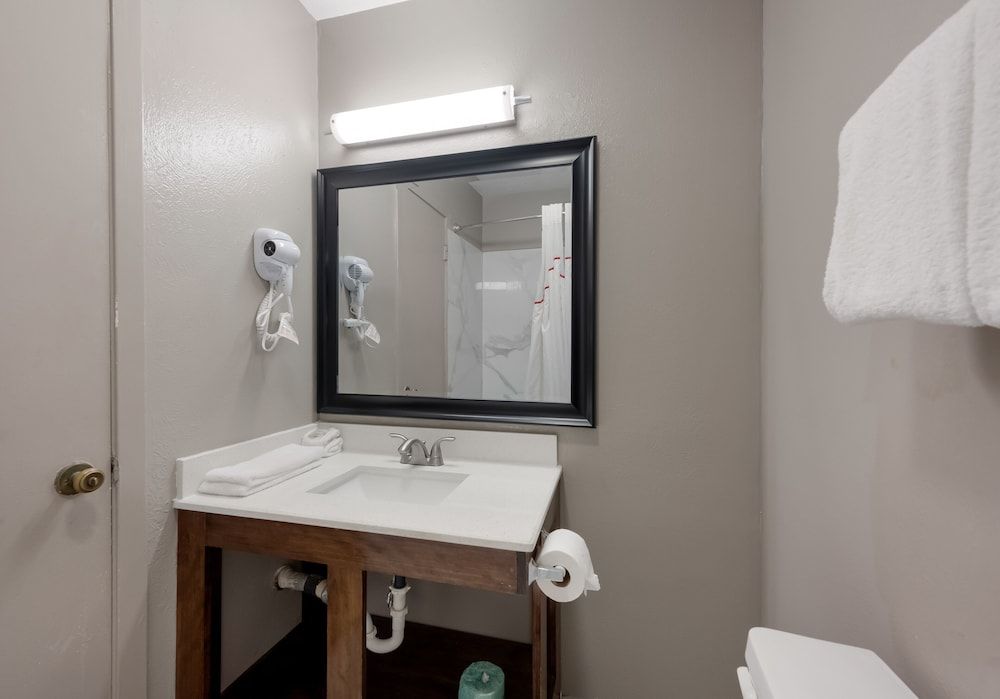 Red Roof Inn Madisonville Superior Room, 1 King Bed, Non Smoking 4