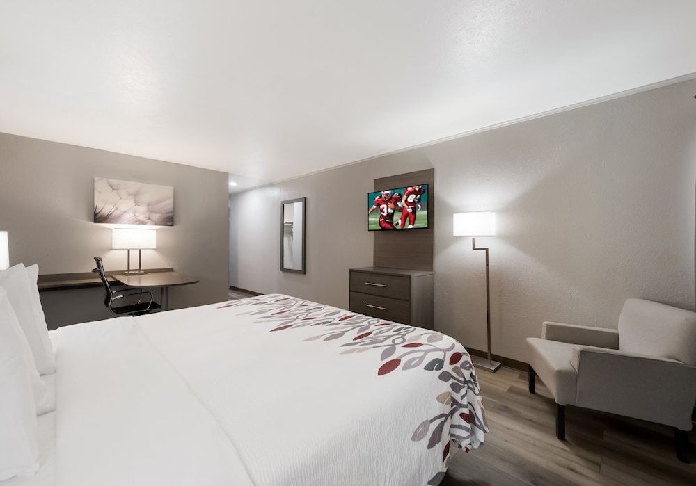 Red Roof Inn Madisonville Superior Room, 1 King Bed, Non Smoking 2