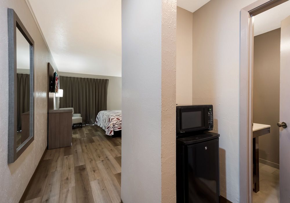 Red Roof Inn Madisonville Superior Room, 1 King Bed, Non Smoking 6