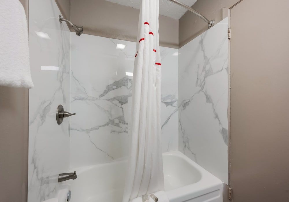 Red Roof Inn Madisonville Superior Room, 1 King Bed, Non Smoking 5