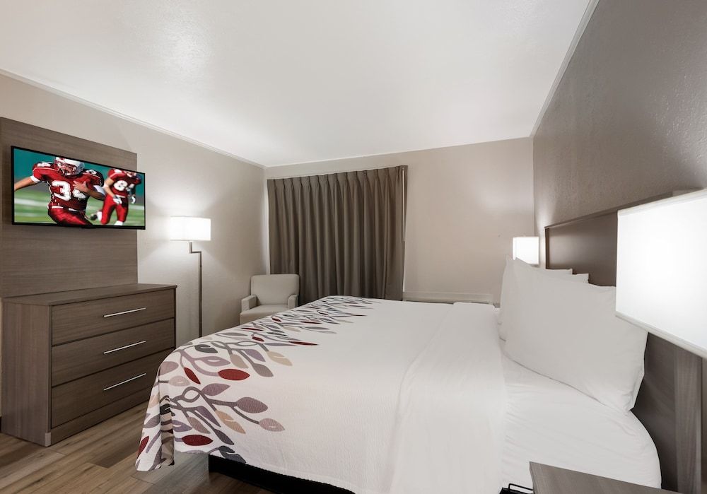 Red Roof Inn Madisonville Superior Room, 1 King Bed, Non Smoking 3