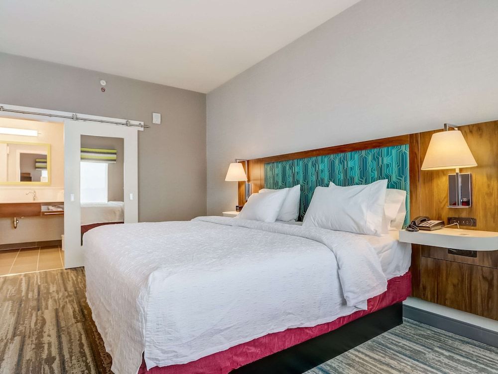 Studio, 1 King Bed, Refrigerator & Microwave (Wet bar)