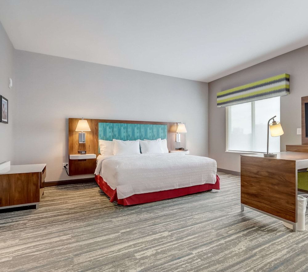 Studio, 1 King Bed, Refrigerator & Microwave (Wet bar)