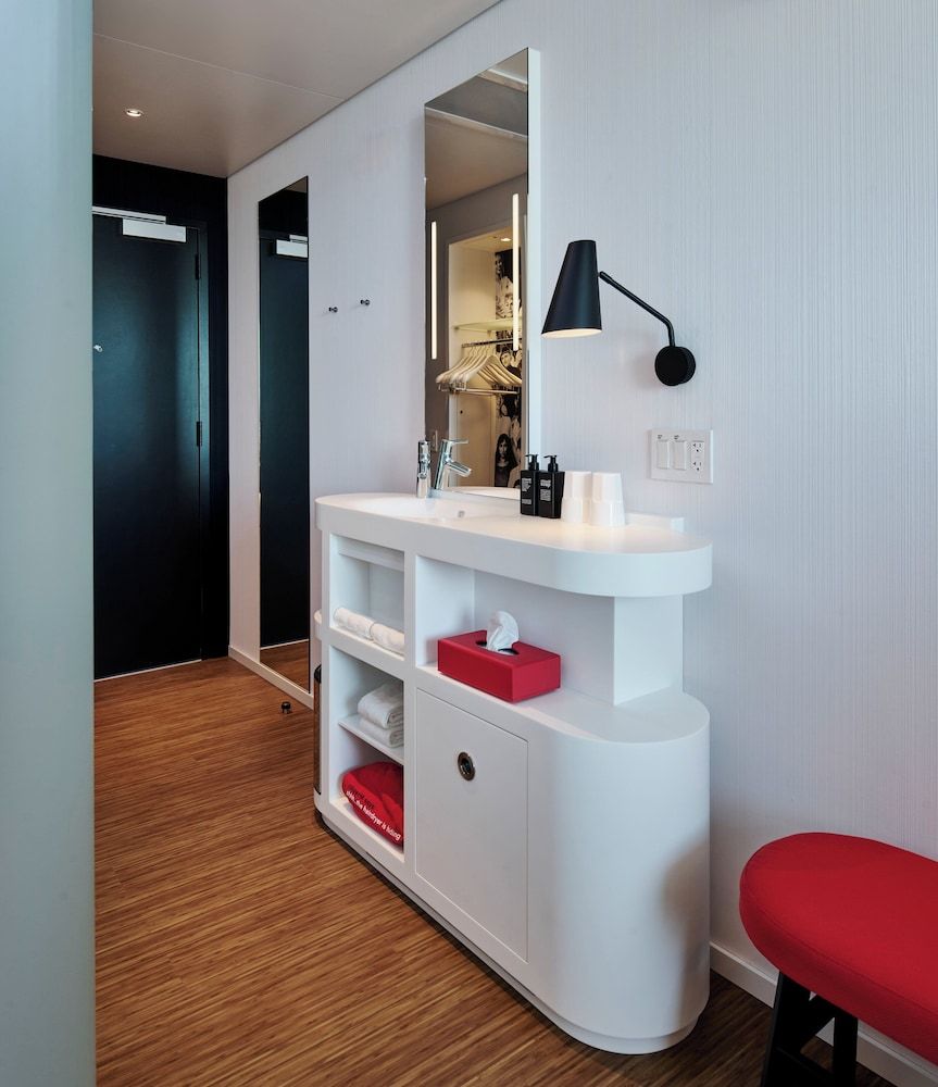 citizenM Boston Back Bay Room, 1 King Bed, City View 9