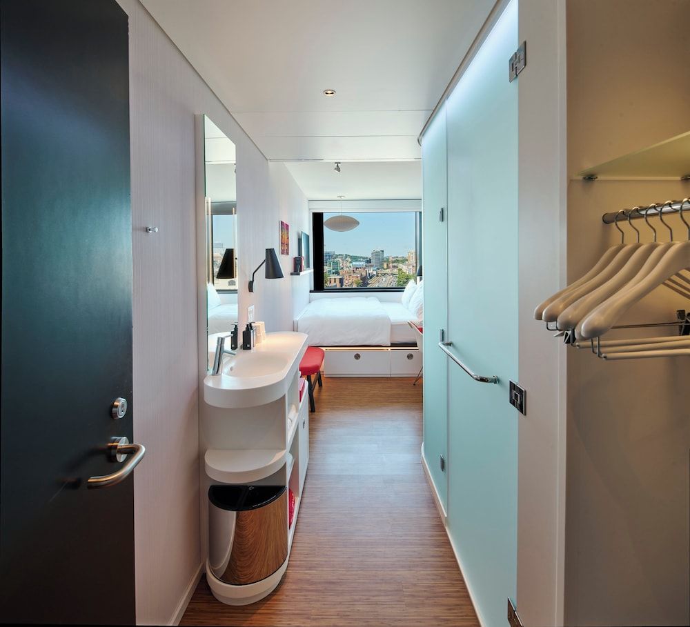 citizenM Boston Back Bay Room, 1 King Bed, City View 4