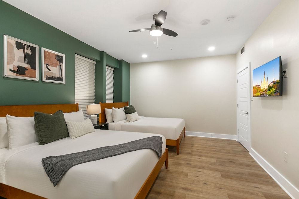 Design Condo, 4 Bedrooms, 2 Bathrooms