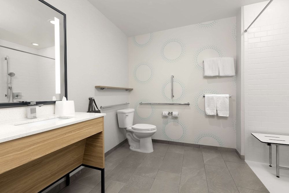 TRU BY Hilton North Augusta Room, 1 King Bed, Accessible (Roll-In Shower) 4