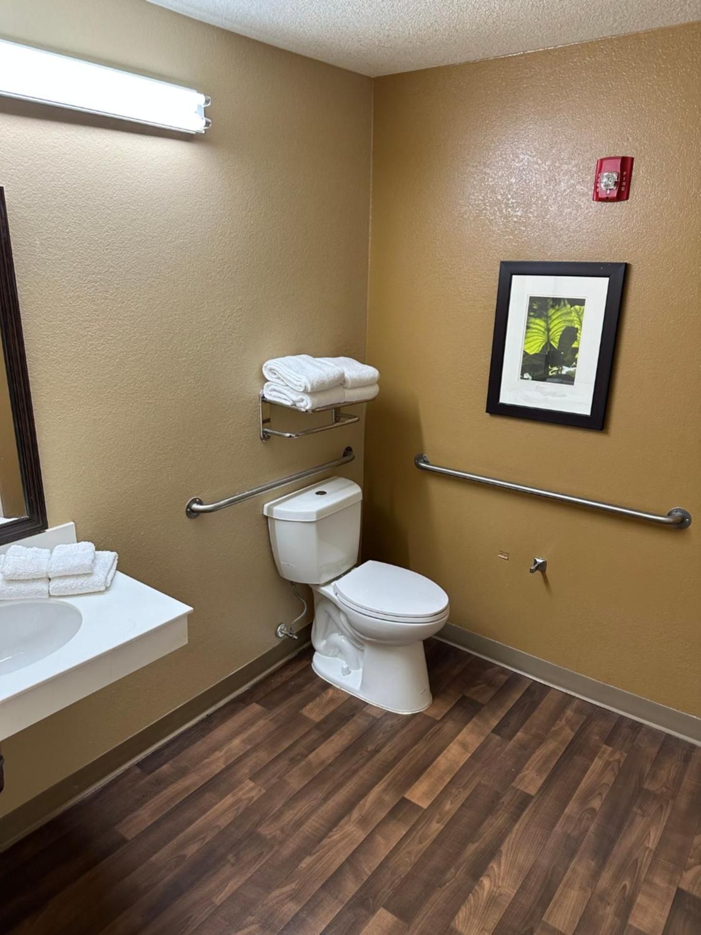 HomeTowne Studios Southfield Studio King Room Disability Access Non-Smoking 2