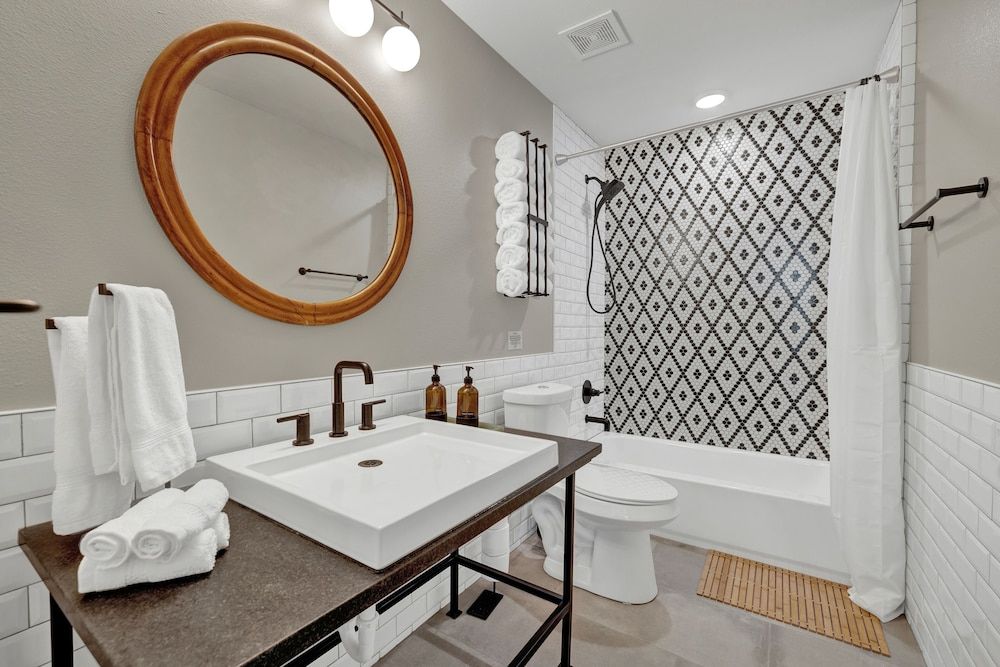 Historic Hideaway Stroll to Schlitterbahn House, Multiple Beds, Kitchen 2