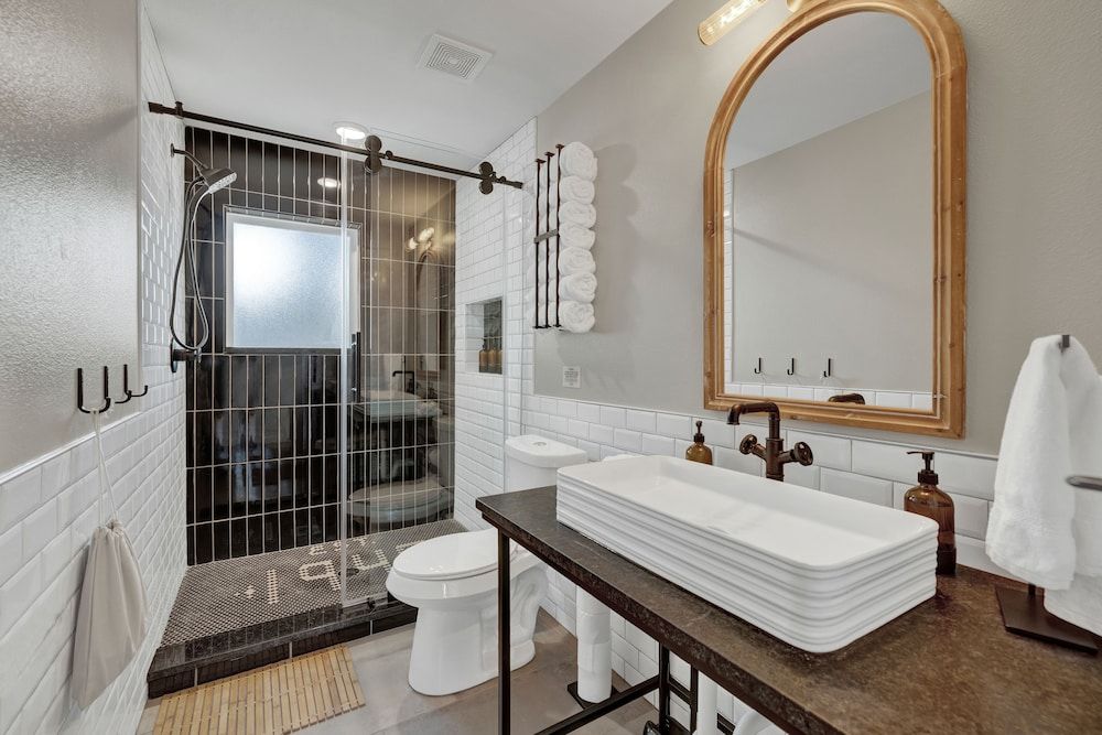 Historic Hideaway Stroll to Schlitterbahn House, Multiple Beds, Kitchen 3