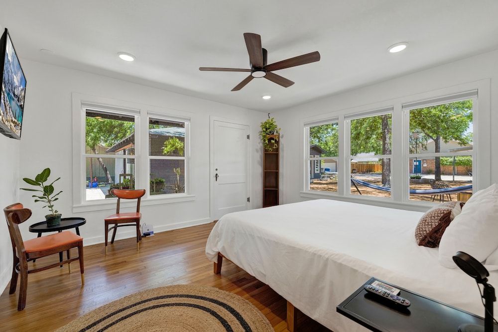 Historic Hideaway Stroll to Schlitterbahn House, Multiple Beds, Kitchen 4