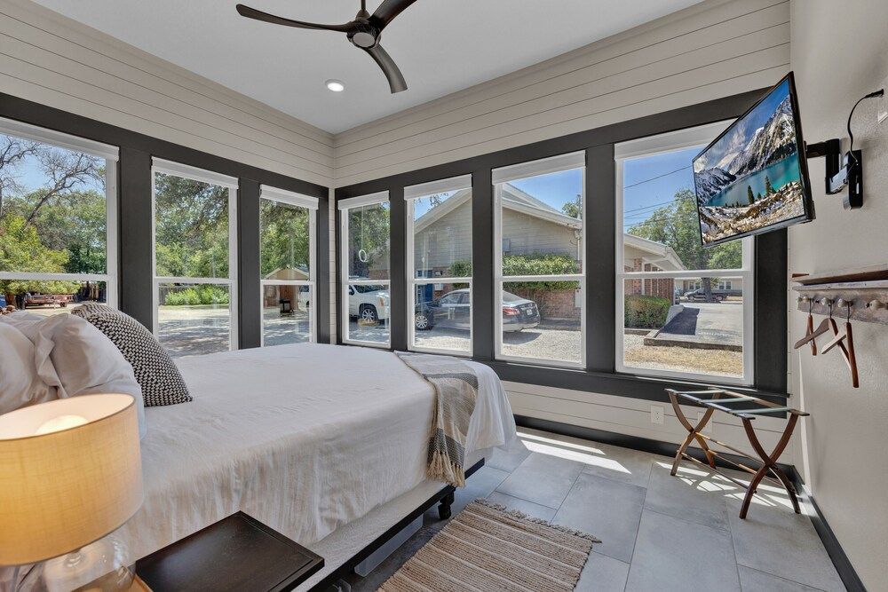 Walk to Schlitterbahn With Firepit House, Multiple Beds, Patio 2