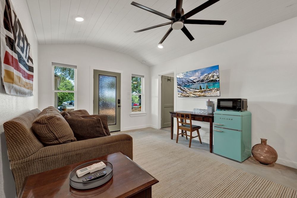 Historic Gem Near Schlitterbahn House, Multiple Beds, Kitchen 10