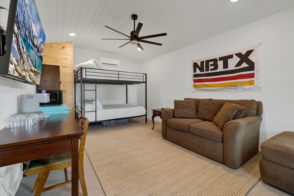 Historic Gem Near Schlitterbahn House, Multiple Beds, Kitchen 4