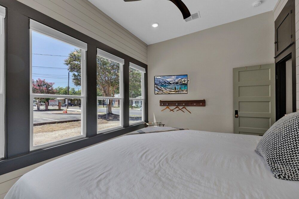 Historic Gem Near Schlitterbahn House, Multiple Beds, Kitchen 2