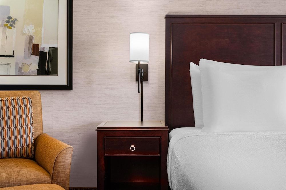 Eastgate Hotel, BW Signature Collection Standard Room, 1 King Bed, Accessible, Bathtub 2