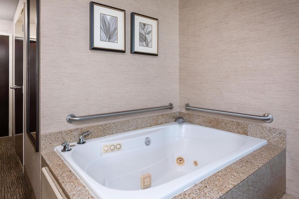 Eastgate Hotel, BW Signature Collection Standard Room, 1 King Bed, Accessible, Bathtub 4