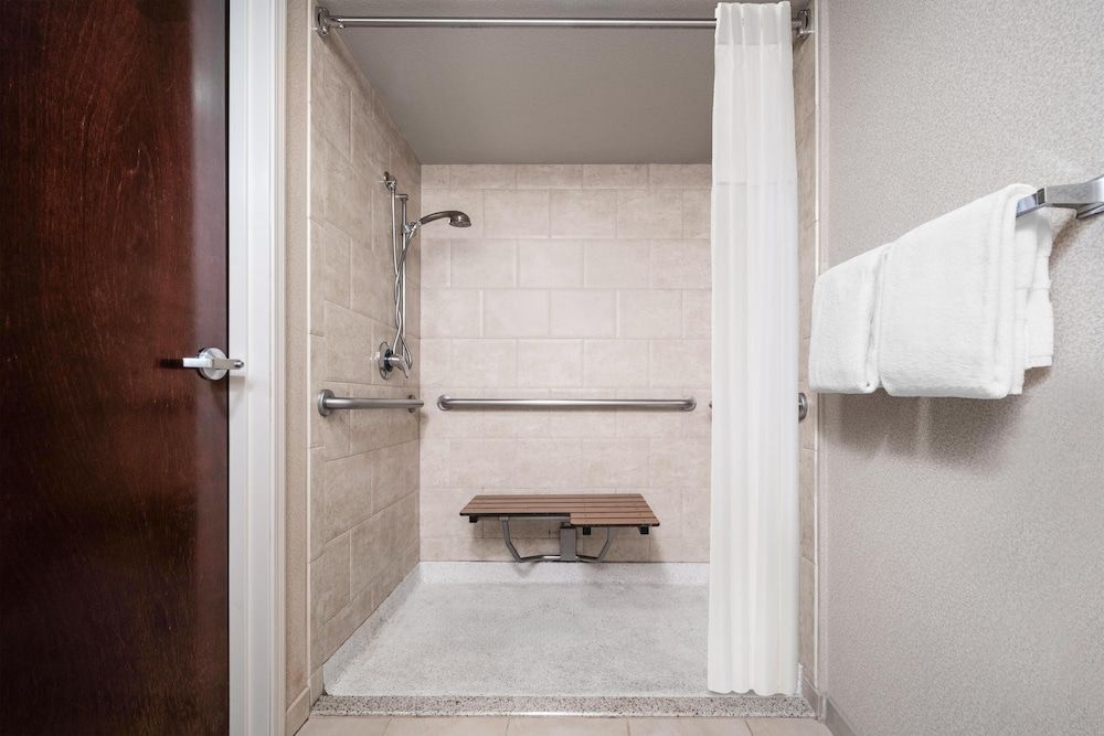 Eastgate Hotel, BW Signature Collection Standard Room, 1 King Bed, Accessible, Bathtub 3