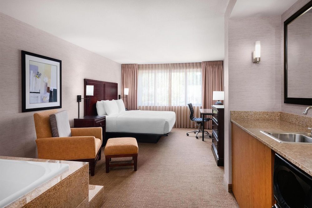 Eastgate Hotel, BW Signature Collection Standard Room, 1 King Bed, Accessible, Bathtub