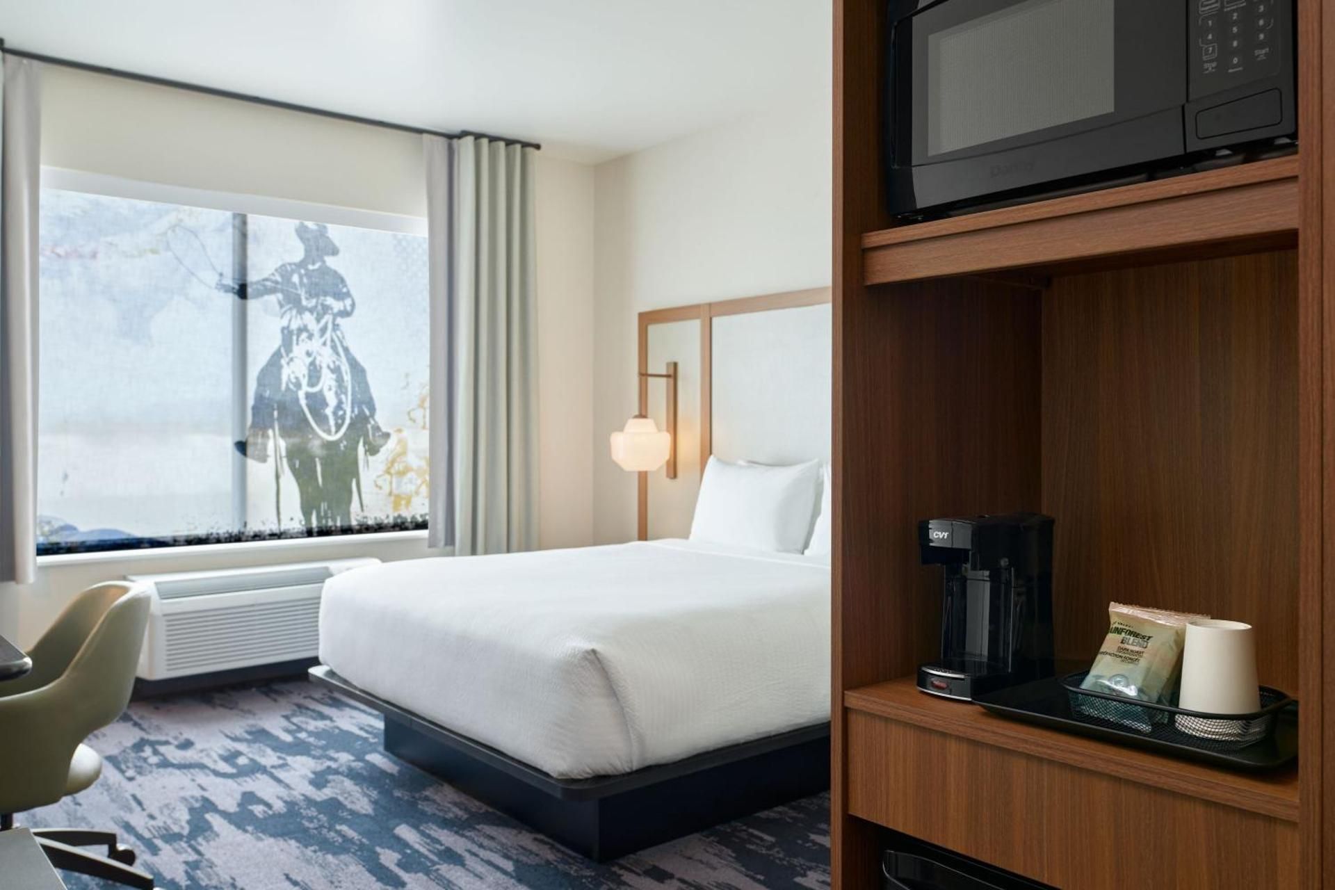 Fairfield by Marriott Inn & Suites Tempe King Room with Roll-In Shower - Mobility Accessible 2