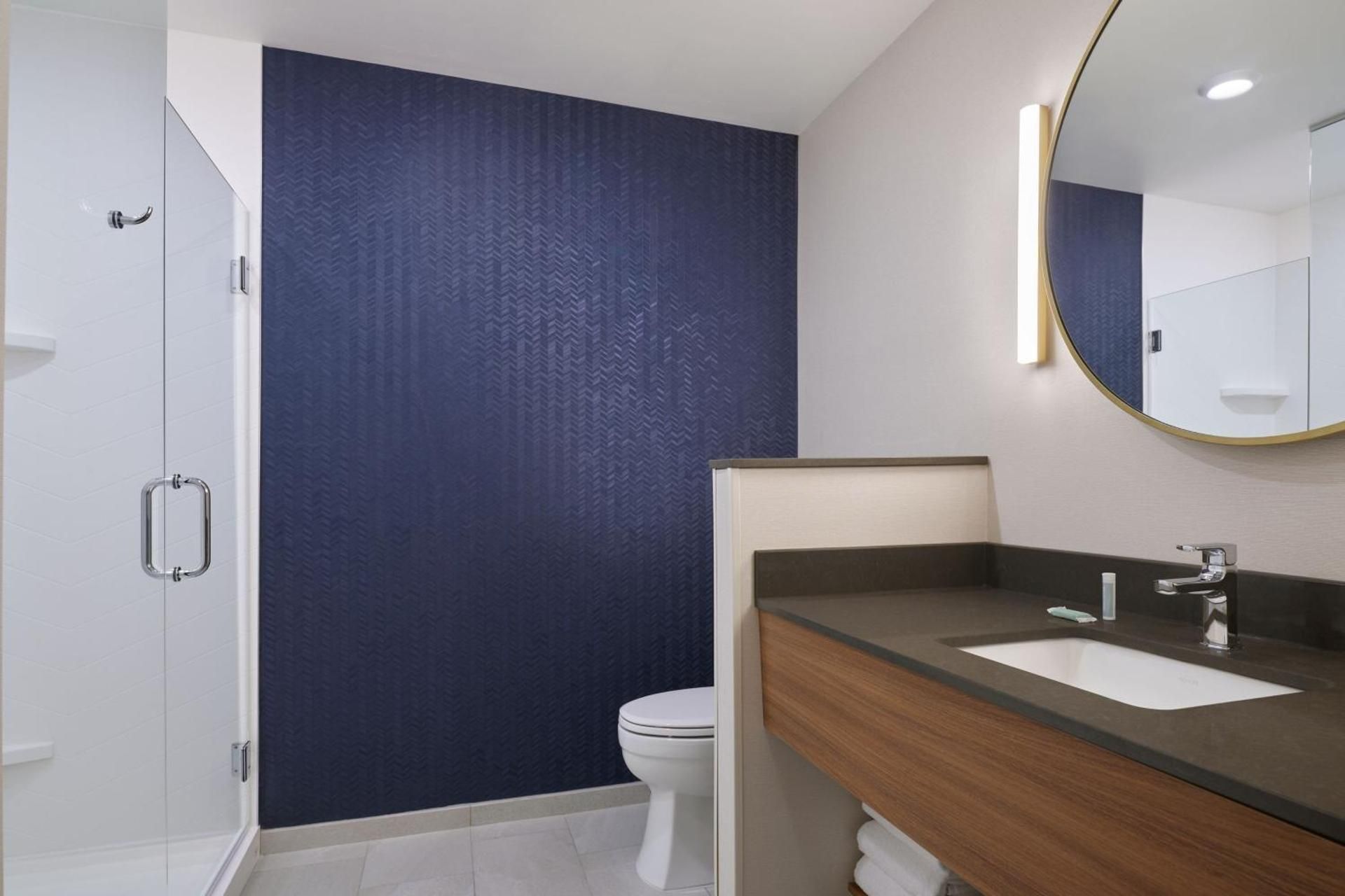 Fairfield by Marriott Inn & Suites Tempe King Room with Roll-In Shower - Mobility Accessible 3