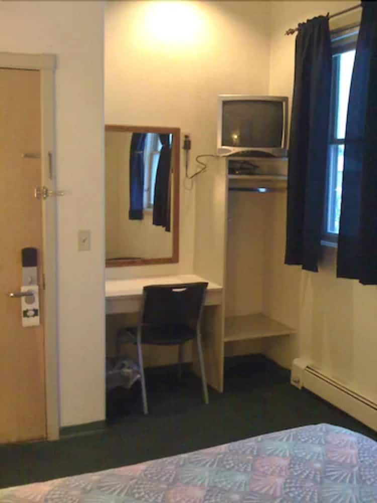 Room, 1 Queen Bed, Shared Bathroom
