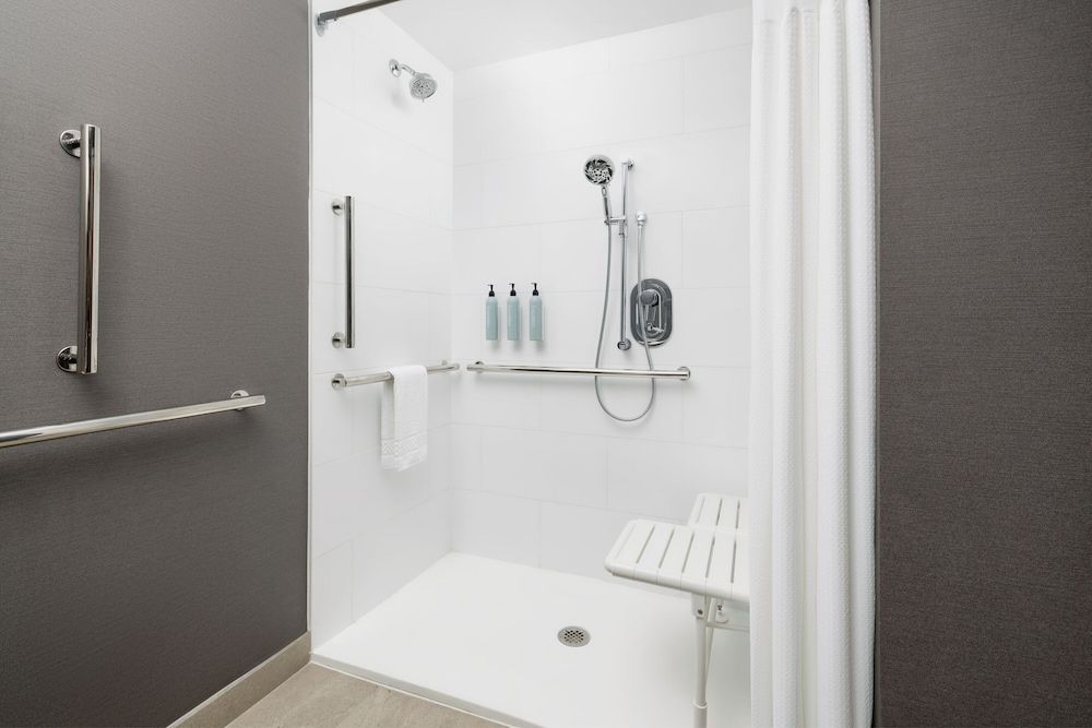 Courtyard By Marriott New Castle Standard Room, 1 Double Bed 4