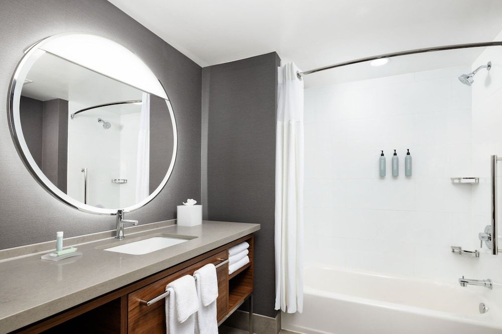 Courtyard By Marriott New Castle Standard Room, 2 Queen Beds, Non Smoking 3