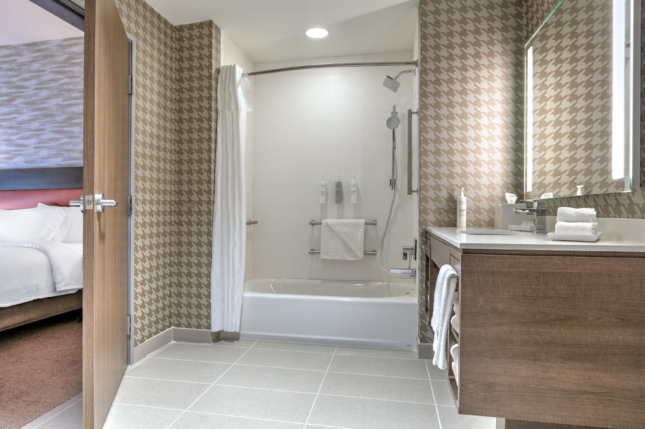 1 King Accessible Bathtub Suite