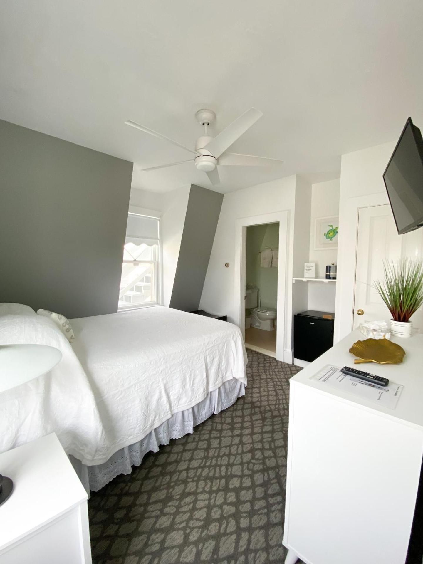 Queen Room with One Queen Bed 201