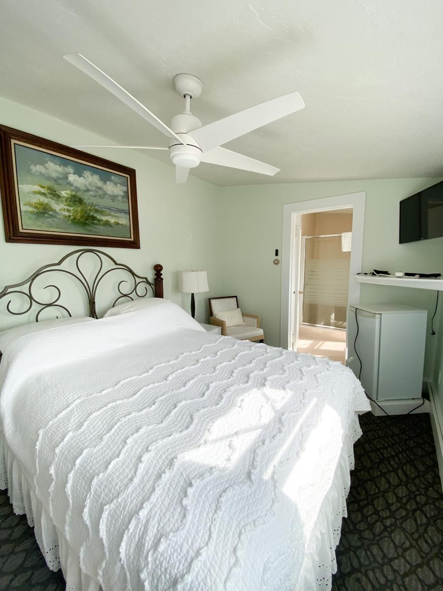 Queen Room with One Queen Bed and Partial Ocean Views  310