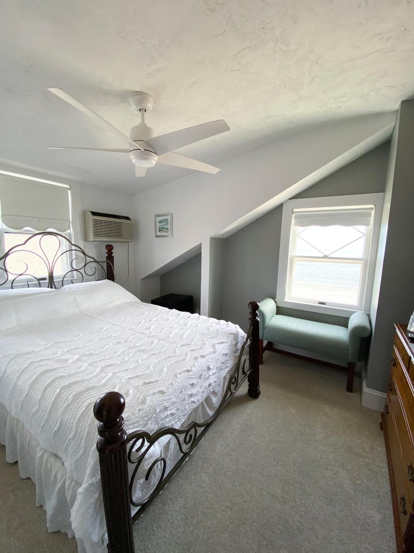 Queen Room with One Queen Bed and Oceanfront 307