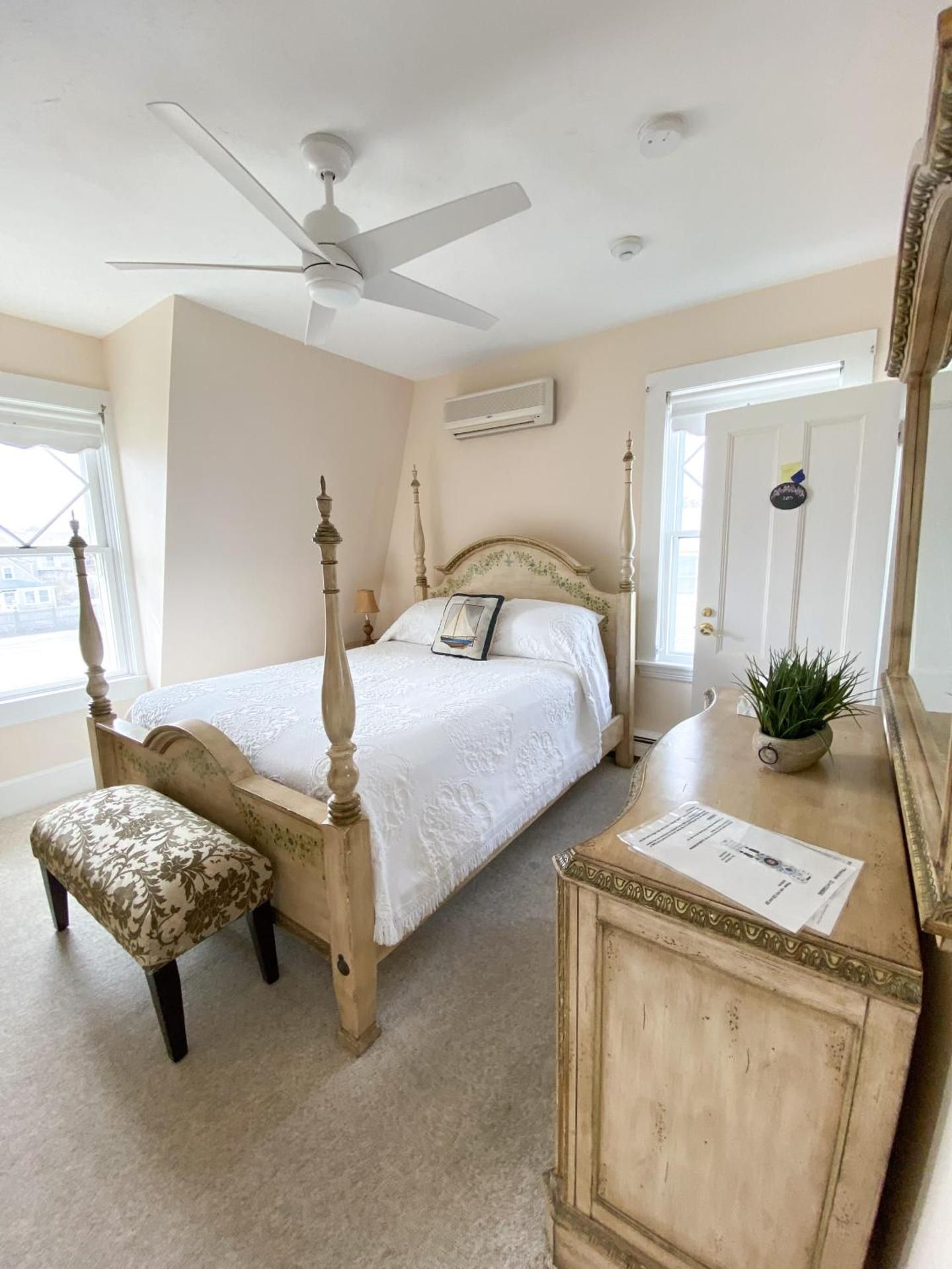 Queen Room with One Queen Bed and Partial Ocean Views  205