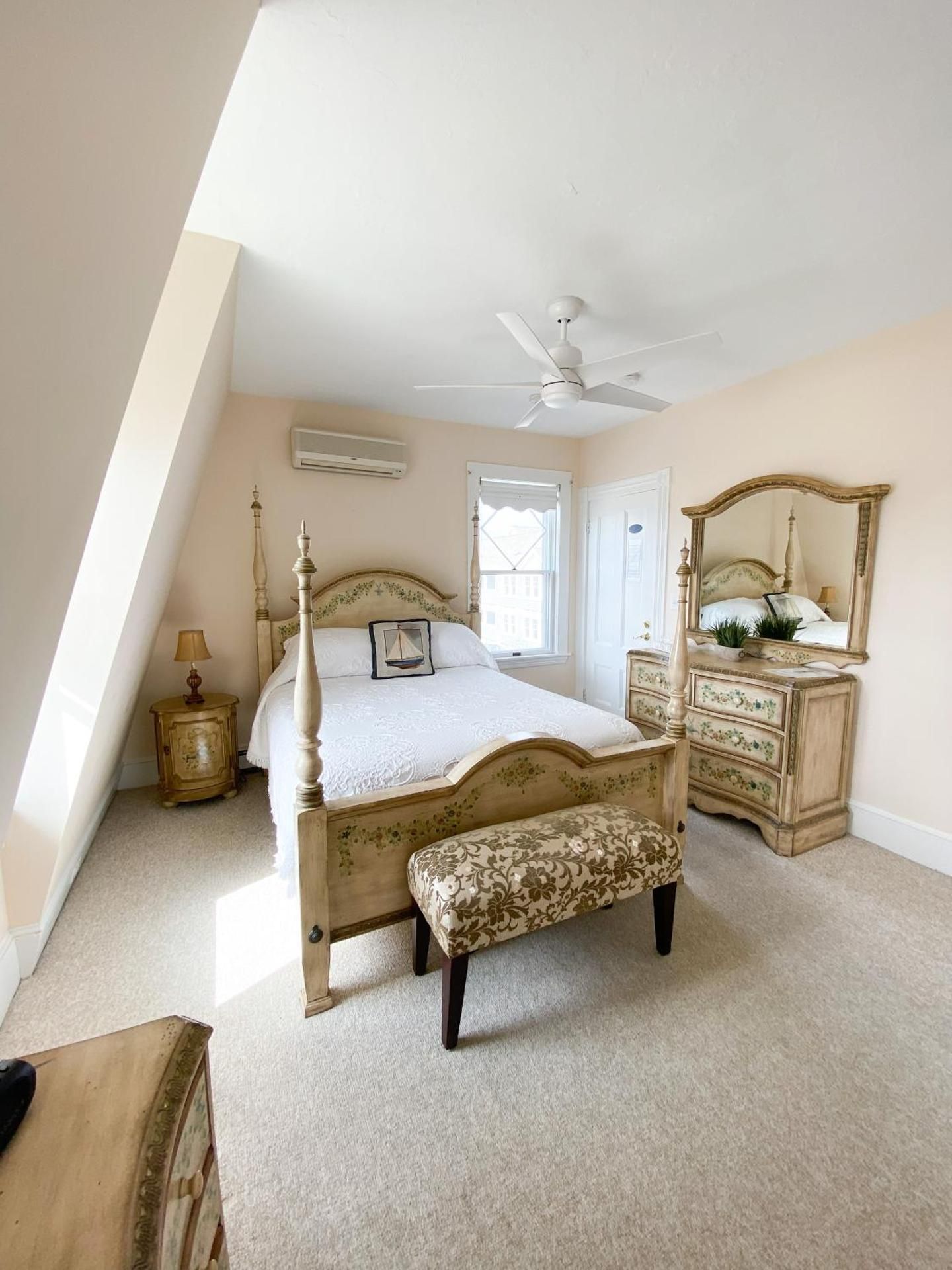 Queen Room with One Queen Bed and Partial Ocean Views  205