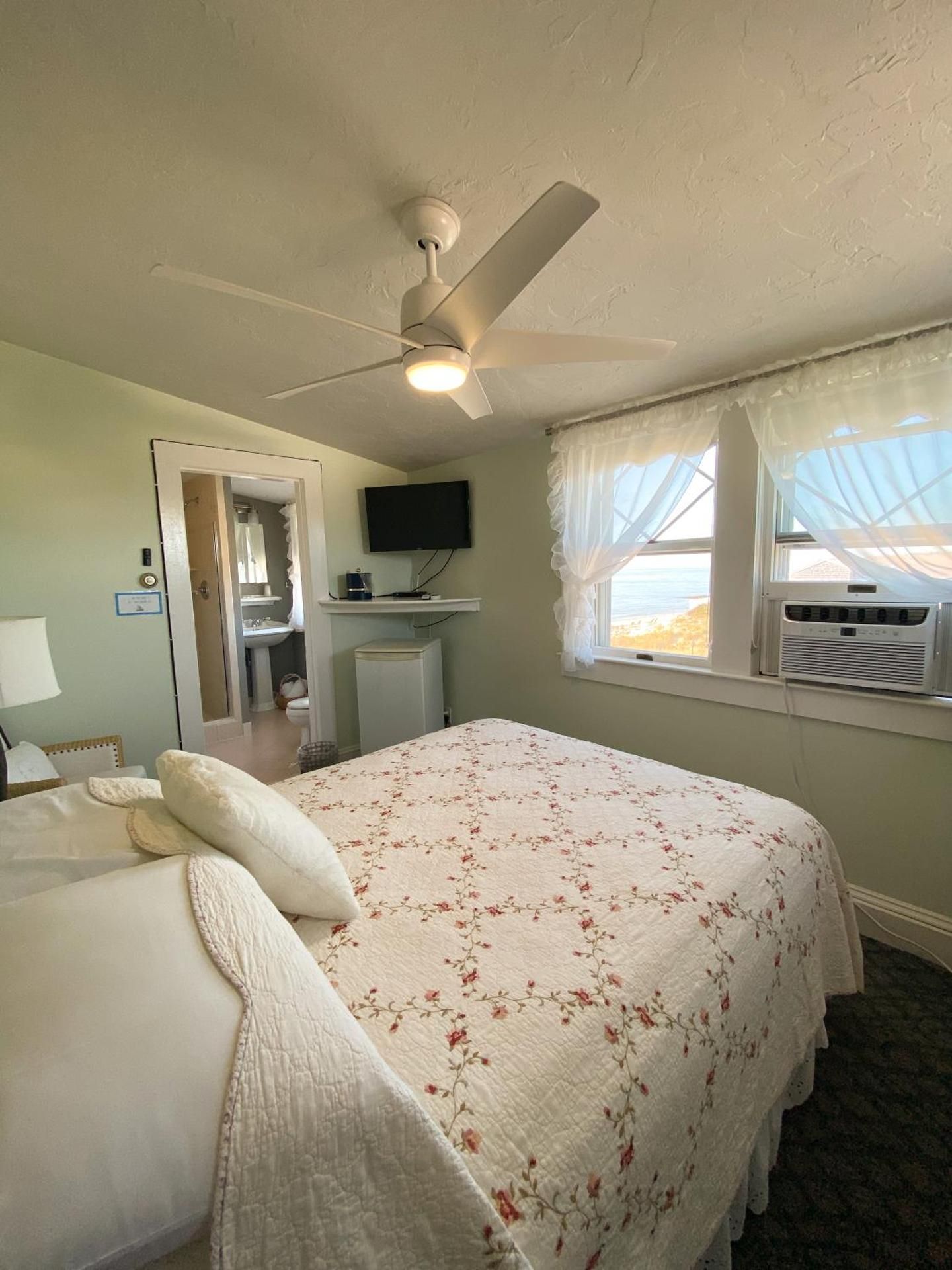 Queen Room with One Queen Bed and Partial Ocean Views  310